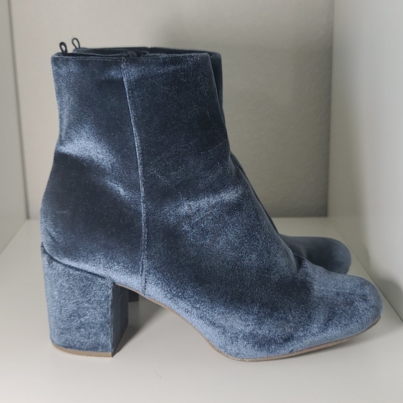 Old Navy blue velvet boot with chunky heel - Picture 2 of 7